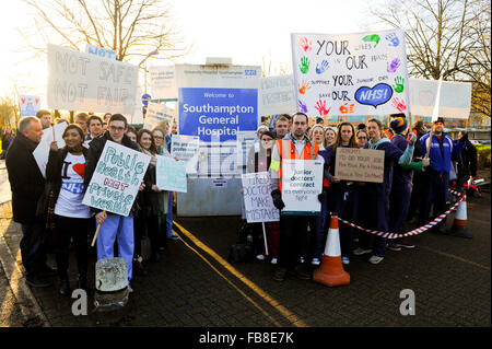 Southampton, Regno Unito. Il 12 gennaio, 2016. NHS junior medici iniziare lo sciopero e impostare una linea di picchetto fuori l'ingresso a Southampton General Hospital , come cominciano le proteste per la proposta del governo cambia in ore e pagare. Credito: PBWPIX/Alamy Live News Foto Stock