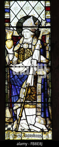 Vetrata del 1897 di Burlison & Grylls raffigurante Sant'Agostino di Ippona, Chiesa di San Pietro, Deene, Northamptonshire Foto Stock