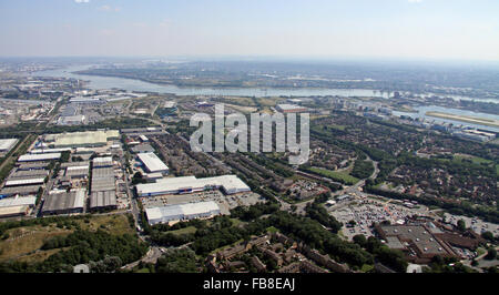 Vista aerea su East Ham, mostrando Beckton Retail Park & London Industrial Park e il fiume Tamigi, REGNO UNITO Foto Stock