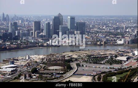 Vista aerea del Canary Wharf, London Docklands skyline oltre il Tamigi da il Blackwall Tunnel approccio meridionale, Regno Unito Foto Stock