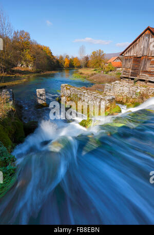 Fiume Gacka paesaggio, Majerovo vrilo Foto Stock