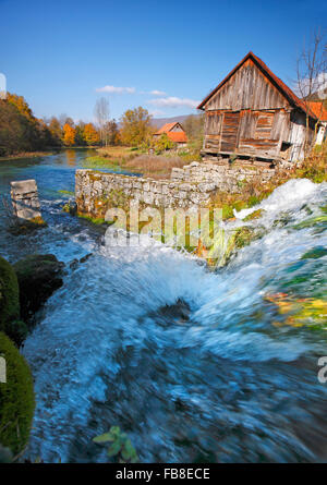 Fiume Gacka paesaggio, Majerovo vrilo Foto Stock