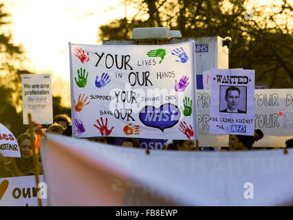 Southampton, Regno Unito. Il 12 gennaio, 2016. NHS junior medici iniziare lo sciopero e impostare una linea di picchetto fuori l'ingresso a Southampton General Hospital , come cominciano le proteste per la proposta del governo cambia in ore e pagare. I giovani medici in attesa di indicazioni al di fuori di Southampton General Hospital in segno di protesta al governo le modifiche a pagare e le ore di lavoro. Credito: PBWPIX/Alamy Live News Foto Stock