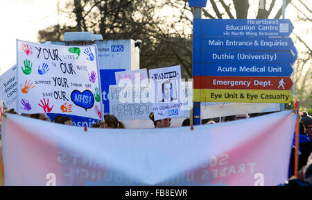 Southampton, Regno Unito. Il 12 gennaio, 2016. NHS junior medici iniziare lo sciopero e impostare una linea di picchetto fuori l'ingresso a Southampton General Hospital , come cominciano le proteste per la proposta del governo cambia in ore e pagare. I giovani medici in attesa di indicazioni al di fuori di Southampton General Hospital in segno di protesta al governo le modifiche a pagare e le ore di lavoro. Credito: PBWPIX/Alamy Live News Foto Stock