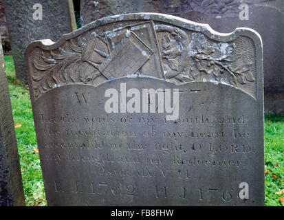Xviii secolo headstone ai membri della famiglia Jayne, chiesa di Santa Maria, Henbury, Bristol, Regno Unito, decorati con simboli cristiani. Foto Stock