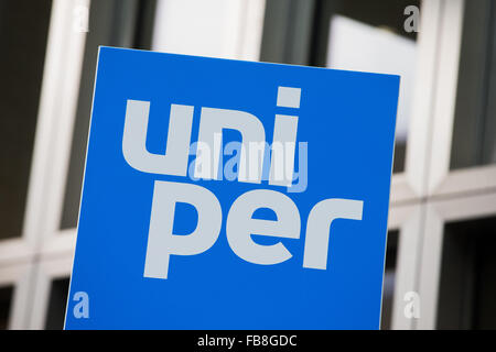 Duesseldorf, Germania. Xii gen, 2016. Vista la sede aziendale di Uniper a Duesseldorf in Germania, 12 gennaio 2016. Utilità elettrica service provider Eon ha unito il suo impianto di potenza del segmento con la sua attività di trading, ora che operano sotto il suo nuovo nome Uniper. Uniper è quello di diventare un'azienda propria, con una IPO prevista per l'autunno del 2016. Foto: ROLF VENNENBERND/dpa/Alamy Live News Foto Stock