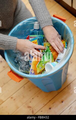 Plastica, lattine e polistirene sono raccolti in 'Gelbe Sack' giallo di sacchetti di plastica in Germania, 07. Gennaio 2016. Foto: Frank può Foto Stock