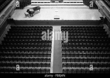 Sguardo su Bupapest al tempo degli anni Novanta. - 1990 - Ungheria / Budapest - sguardo su Bupapest al tempo degli anni Novanta. - Prospettiva dello stadio e un grande pianoforte presso il Conservatorio di Musica. - Philippe Gras / Le Pictorium Foto Stock