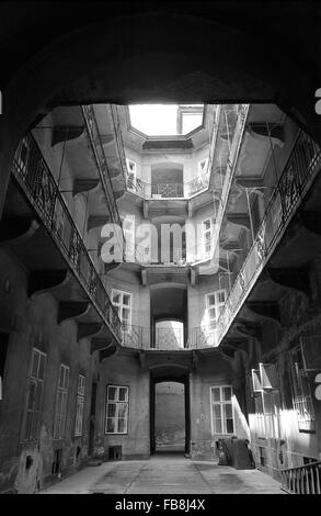 Sguardo su Bupapest al tempo degli anni Novanta. - 1990 - Ungheria / Budapest - sguardo su Bupapest al tempo degli anni Novanta. - Dettagli e architettura di un cortile interno. - Philippe Gras / Le Pictorium Foto Stock