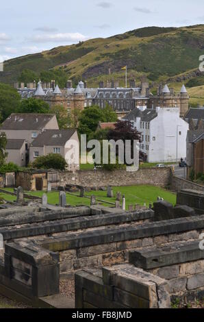 Nuovo Calton Sepoltura con una vista verso il Palazzo di Holyrood, Edimburgo, Scozia Foto Stock