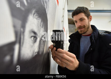 Pilsen, Repubblica Ceca. Xii gen, 2016. Mostra Francese di documentari e reportage fotografo Guillaume Chauvin (foto) a Pilsen, Repubblica ceca, 12 gennaio 2016. Chauvin documentato la vita quotidiana di 17 persone selezionate di diverse professioni in Pilsen lo scorso autunno. © Pavel Nemecek/CTK foto/Alamy Live News Foto Stock