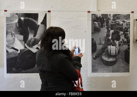 Pilsen, Repubblica Ceca. Xii gen, 2016. Mostra Francese di documentari e reportage fotografo Guillaume Chauvin a Pilsen, Repubblica ceca, 12 gennaio 2016. Chauvin documentato la vita quotidiana di 17 persone selezionate di diverse professioni in Pilsen lo scorso autunno. © Pavel Nemecek/CTK foto/Alamy Live News Foto Stock