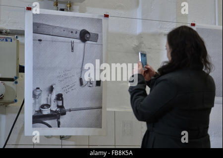 Pilsen, Repubblica Ceca. Xii gen, 2016. Mostra Francese di documentari e reportage fotografo Guillaume Chauvin a Pilsen, Repubblica ceca, 12 gennaio 2016. Chauvin documentato la vita quotidiana di 17 persone selezionate di diverse professioni in Pilsen lo scorso autunno. © Pavel Nemecek/CTK foto/Alamy Live News Foto Stock