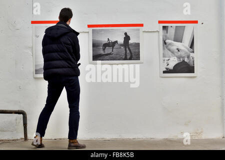 Pilsen, Repubblica Ceca. Xii gen, 2016. Mostra Francese di documentari e reportage fotografo Guillaume Chauvin a Pilsen, Repubblica ceca, 12 gennaio 2016. Chauvin documentato la vita quotidiana di 17 persone selezionate di diverse professioni in Pilsen lo scorso autunno. © Pavel Nemecek/CTK foto/Alamy Live News Foto Stock