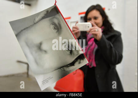 Pilsen, Repubblica Ceca. Xii gen, 2016. Mostra Francese di documentari e reportage fotografo Guillaume Chauvin a Pilsen, Repubblica ceca, 12 gennaio 2016. Chauvin documentato la vita quotidiana di 17 persone selezionate di diverse professioni in Pilsen lo scorso autunno. © Pavel Nemecek/CTK foto/Alamy Live News Foto Stock