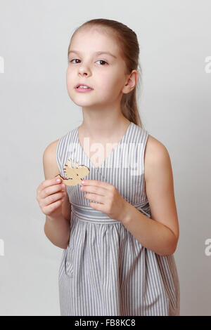 Smiley unione bambina azienda angelo in legno su vacanze di Natale Foto Stock