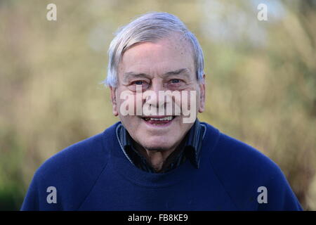 Ritirato il cricket arbitro Harold 'Dickie' uccello a casa sua a Barnsley, South Yorkshire. Foto Stock