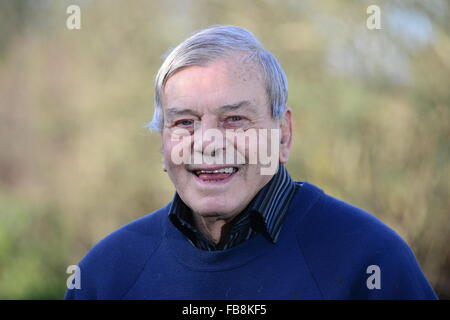 Ritirato il cricket arbitro Harold 'Dickie' uccello a casa sua a Barnsley, South Yorkshire. Foto Stock