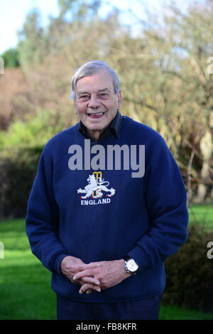 Ritirato il cricket arbitro Harold 'Dickie' uccello a casa sua a Barnsley, South Yorkshire. Foto Stock