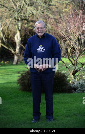 Ritirato il cricket arbitro Harold 'Dickie' uccello a casa sua a Barnsley, South Yorkshire. Foto Stock