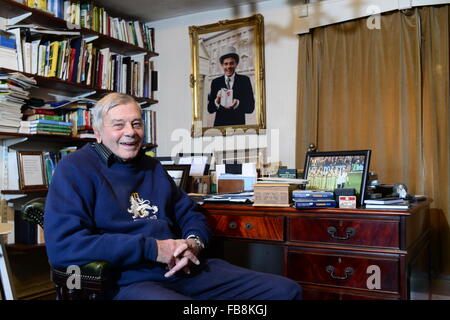 Ritirato il cricket arbitro Harold 'Dickie' uccello a casa sua a Barnsley, South Yorkshire. Foto Stock