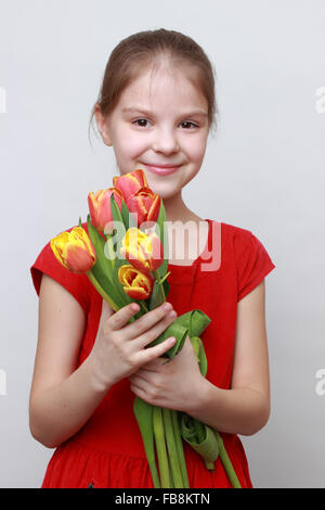 Bambina tenendo i tulipani Foto Stock