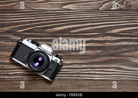 Retrò fotocamera reflex sul vecchio sfondo di legno Foto Stock