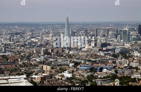 Il long range vista aerea attraverso Southwark verso la Shard, London, Regno Unito Foto Stock