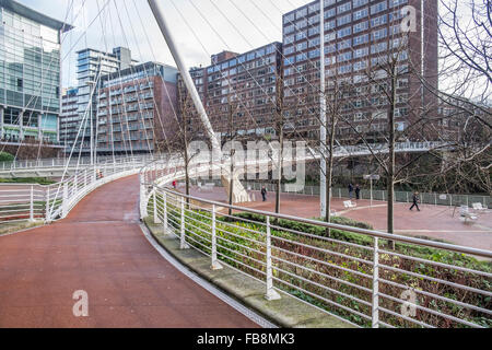 Sospensione ponte sul fiume Irwell in Manchester. Foto Stock