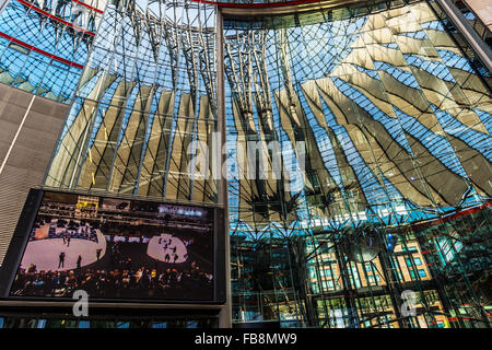 Il Sony Center interno vicino a Potsdamer Platz di Berlino, Brandeburgo, Germania Foto Stock