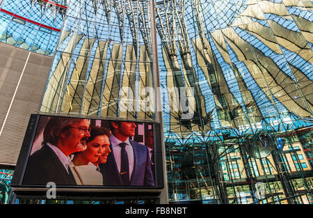 Il Sony Center interno vicino a Potsdamer Platz di Berlino, Brandeburgo, Germania Foto Stock