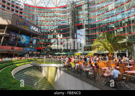 Il Sony Center interno vicino a Potsdamer Platz di Berlino, Brandeburgo, Germania Foto Stock