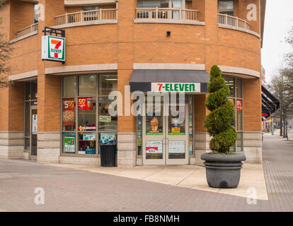 ARLINGTON, VIRGINIA, Stati Uniti d'America - 7-Eleven convenience store nel quartiere di Clarendon. Foto Stock
