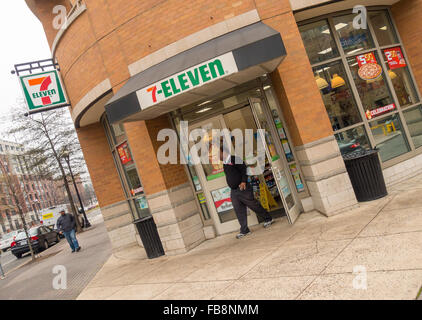 ARLINGTON, VIRGINIA, STATI UNITI D'AMERICA - Uomo lasciando 7-Eleven convenience store nel quartiere di Clarendon. Foto Stock