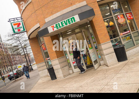 ARLINGTON, VIRGINIA, STATI UNITI D'AMERICA - Uomo lasciando 7-Eleven convenience store nel quartiere di Clarendon. Foto Stock