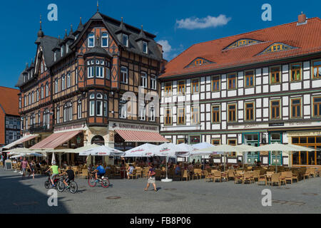 Tipiche case a graticcio e caffè sulla piazza del mercato, Wernigerode, Harz, Sassonia-Anhalt, Germania, Europa Foto Stock