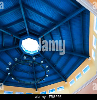 Il profondo blu del tetto. Colorazione blu sul lato inferiore del costruito in legno del tetto. Foto Stock