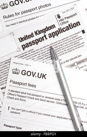 Formulario di domanda e le linee guida per l'applicazione di un passaporto britannico. Foto Stock