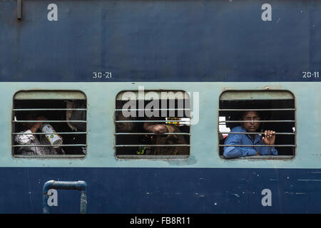 Guardando fuori di porte o finestre. Ferrovie indiano, India. Foto Stock