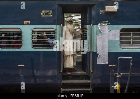 Guardando fuori di porte o finestre. Ferrovie indiano, India. Foto Stock