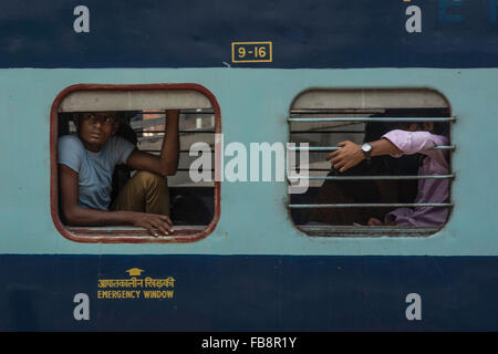 Guardando fuori di porte o finestre. Ferrovie indiano, India. Foto Stock