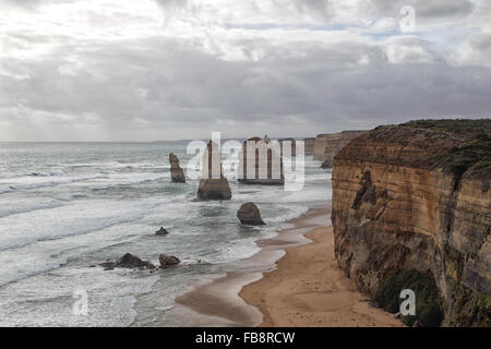 I dodici apostoli, un mondo-famoso rock formazione presso la Great Ocean Road vicino a Port Campbell, Victoria, Australia. Foto Stock