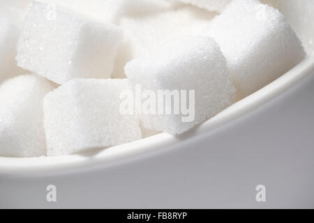 Lo zucchero cristallizzato bianco cubi grumi Foto Stock