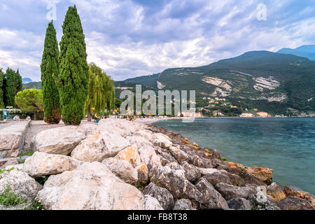 Torbole sul Garda, Italia - Agosto 2, 2015: il Lago di Garda boardwalk con i turisti a Torbole, Italia. Torbole è una delle più famose città Foto Stock