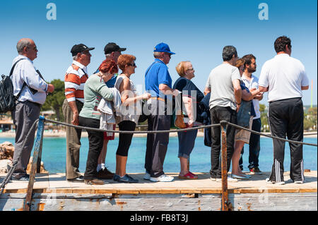 Una coda di turisti attendere a bordo di un traghetto sull'isola di Ibiza, Isole Baleari, Spagna, Europa Foto Stock