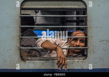 Guardando fuori di porte o finestre. Ferrovie indiano, India. Foto Stock