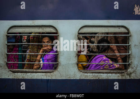 Guardando fuori di porte o finestre. Ferrovie indiano, India. Foto Stock