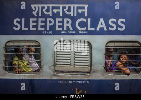 Guardando fuori di porte o finestre. Ferrovie indiano, India. Foto Stock