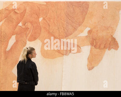 Londra, Regno Unito. Il 12 gennaio 2016. Artwork Maitreya 2013 da Seung Ah Paik. Per celebrare il suo trentesimo anniversario, la Saatchi Gallery apre la vita di Champagne, Galleria del primo tutte le donne-esposizione. La mostra con le opere di 14 donne emergenti artisti corre dal 13 gennaio al 6 marzo 2016. Foto Stock