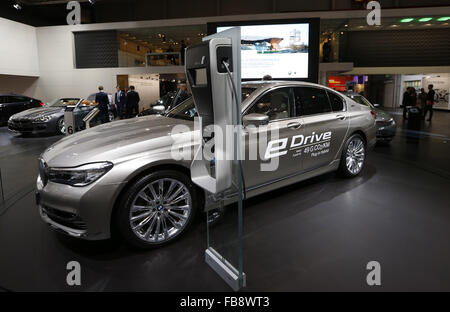 Bruxelles. Xii gen, 2016. Foto scattata a gennaio 12, 2016 mostra una BMW serie 7 plug-in automobile ibrida durante il media day del 94rd European Motor Show di Bruxelles, capitale del Belgio. Credito: Voi Pingfan/Xinhua/Alamy Live News Foto Stock